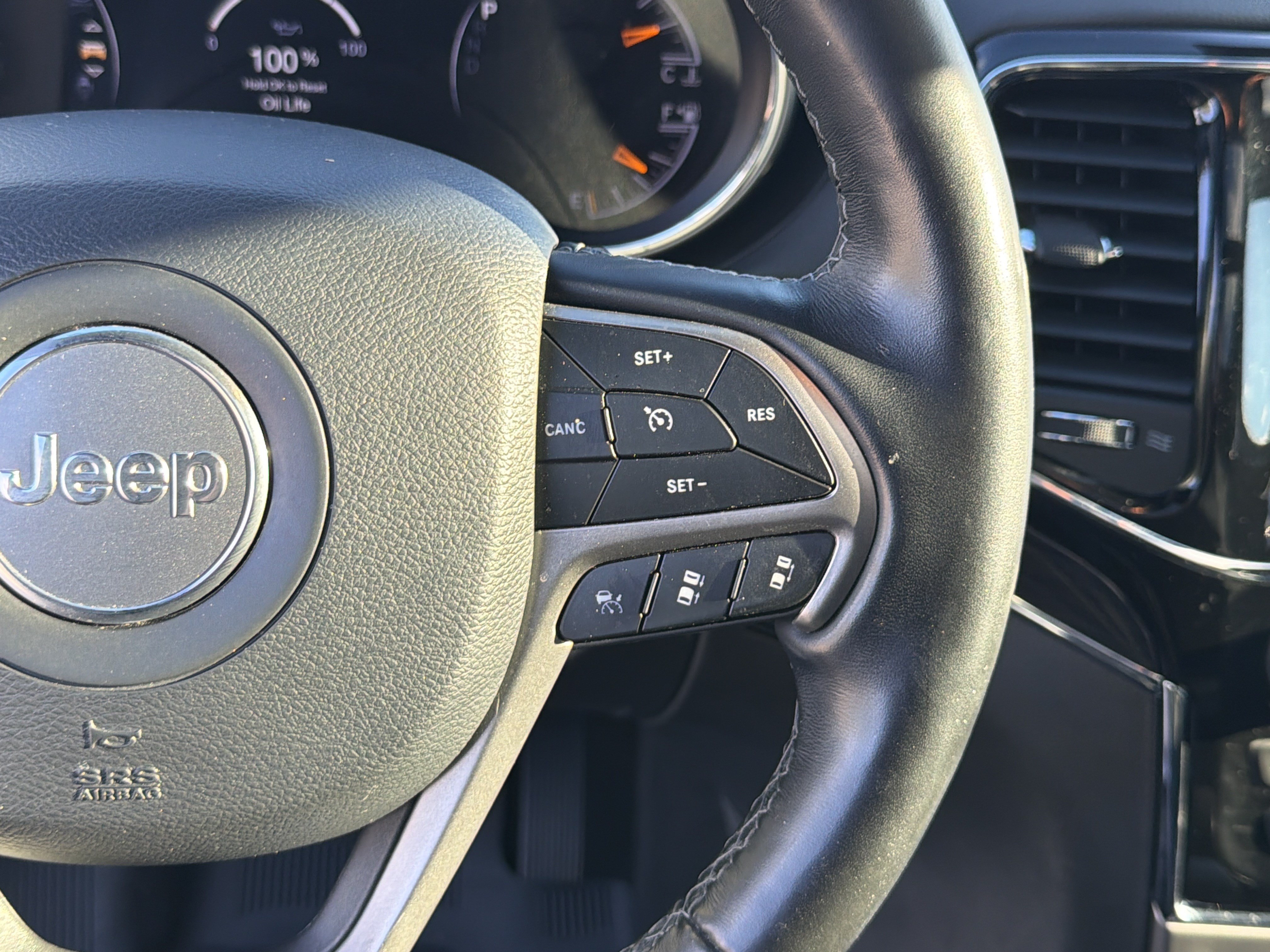 Used 2020 Jeep Grand Cherokee Overland AWD/4WD image 20