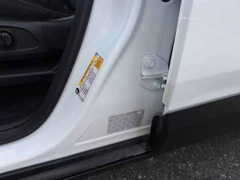 Used 2023 Chevrolet Traverse LT w/ Rear Camera Mirror Package image 27