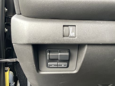 Used 2023 Chevrolet Colorado LT w/ LT Convenience Package II image 31