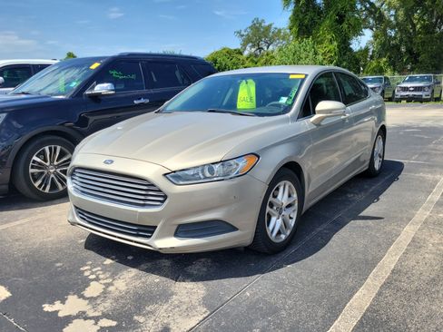 Used 2015 Ford Fusion SE FWD image 3