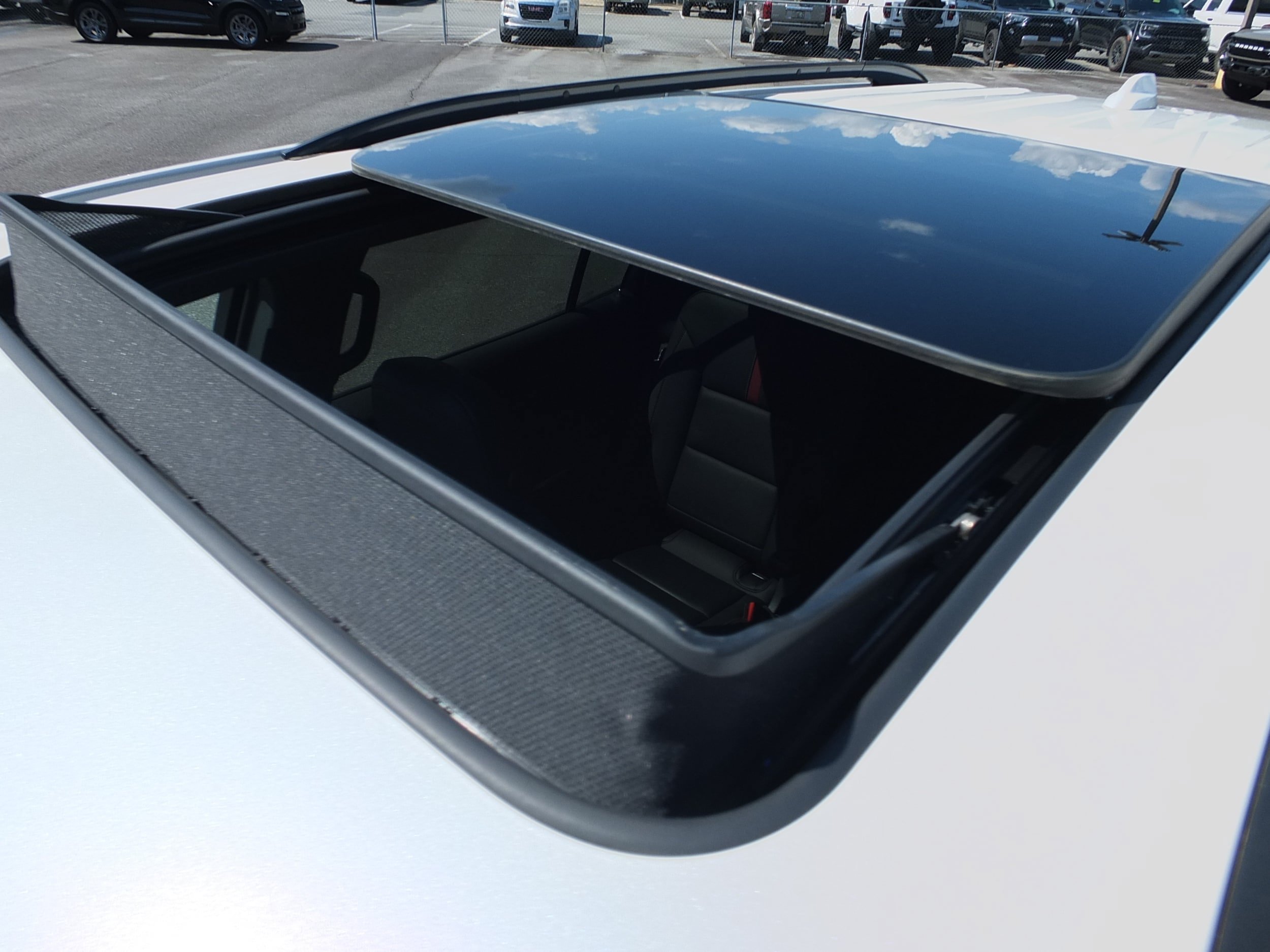 Used 2025 Chevrolet Traverse RS w/ LPO, Floor Liner Package FWD image 9