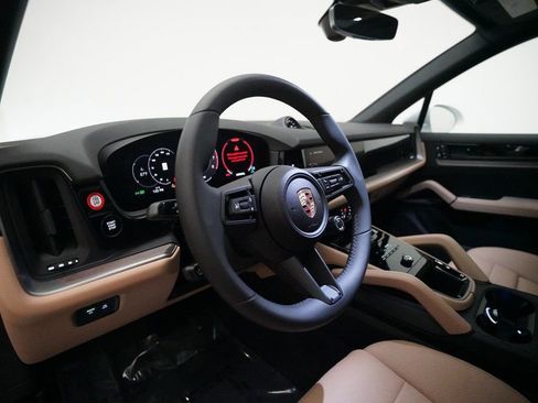 Certified 2025 Porsche Cayenne image 4