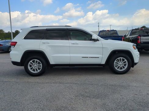 Used 2020 Jeep Grand Cherokee Laredo image 3