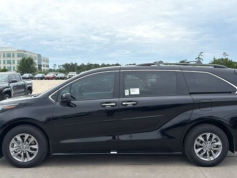 New 2026 Toyota Sienna XLE FWD image 2