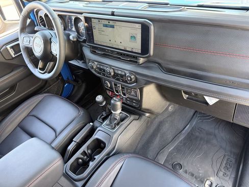 Used 2025 Jeep Wrangler Unlimited Rubicon AWD/4WD image 12