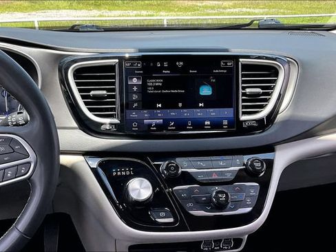 Used 2023 Chrysler Pacifica Touring-L FWD image 9