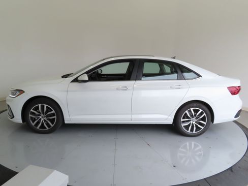 New 2025 Volkswagen Jetta SE image 8