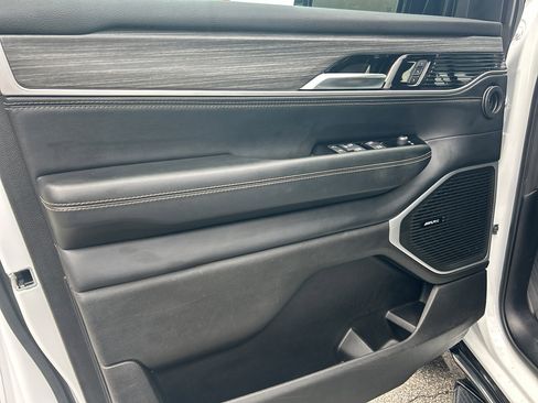 Used 2024 Jeep Wagoneer L Series II image 24