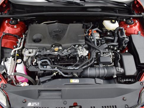 Used 2025 Toyota Camry SE FWD image 9