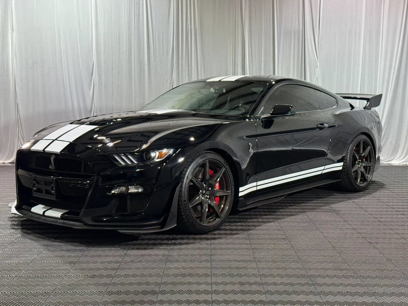 Used 2022 Ford Mustang Shelby GT500 w/ Carbon Fiber Track Pack RWD image 3