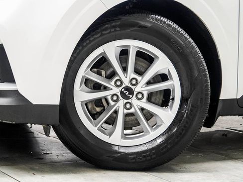 Used 2024 Kia Carnival LX FWD image 3