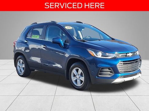 Used 2020 Chevrolet Trax LT w/ LT Convenience Package image 3
