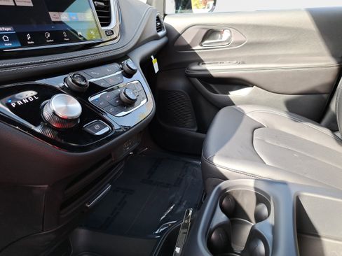 New 2026 Chrysler Pacifica Select image 24