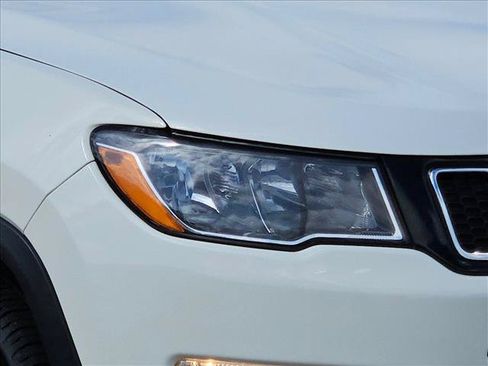 Used 2018 Jeep Compass Latitude FWD image 4