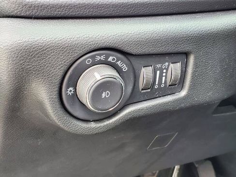 Used 2022 Chrysler Pacifica Touring-L w/ Uconnect Theater Family Group FWD image 9