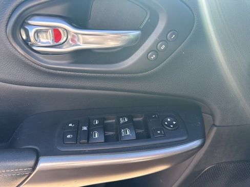 Used 2019 Jeep Cherokee Limited image 4