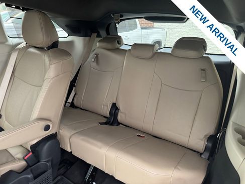 Used 2024 Toyota Sienna Limited image 13