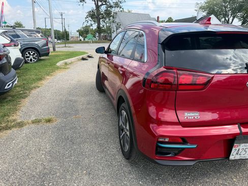Used 2020 Kia Niro EX w/ Cold Weather Package FWD image 3