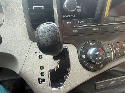 Used 2014 Toyota Sienna LE FWD image 18