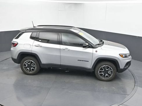 Used 2025 Jeep Compass Trailhawk AWD/4WD image 15