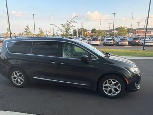 Used 2017 Chrysler Pacifica Touring-L Plus w/ Tire & Wheel Group FWD image 10