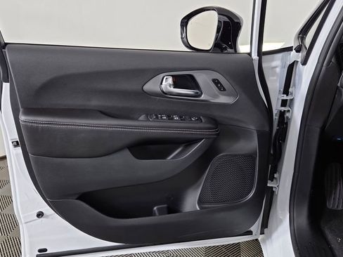 New 2026 Chrysler Pacifica Select image 14