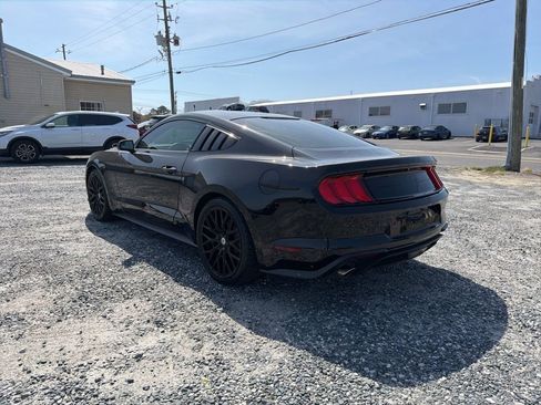 Used 2018 Ford Mustang Coupe RWD image 3
