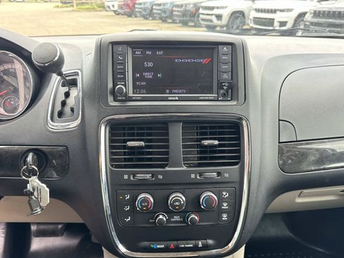 Used 2020 Dodge Grand Caravan SE w/ UConnect Hands-Free Group FWD image 24