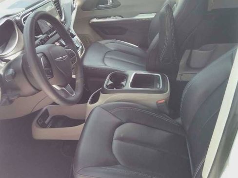 Used 2024 Chrysler Pacifica Touring-L FWD image 5