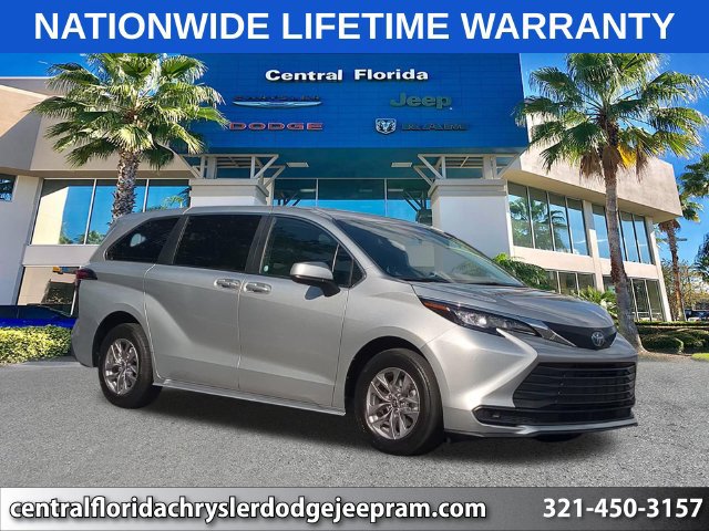 Used 2025 Toyota Sienna LE FWD image 1