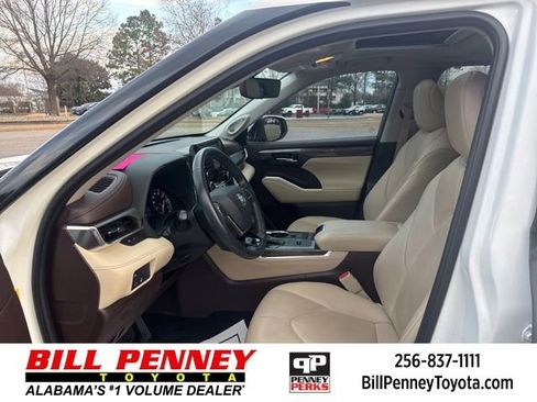 Used 2021 Toyota Highlander Limited image 22