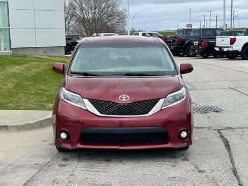 Used 2017 Toyota Sienna SE image 8