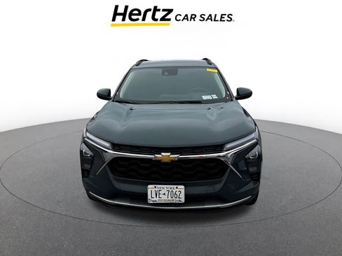 Used 2025 Chevrolet Trax LT w/ LT Convenience Package image 2