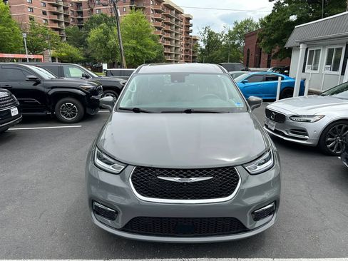 Used 2022 Chrysler Pacifica Touring-L w/ Uconnect Theater Family Group FWD image 2