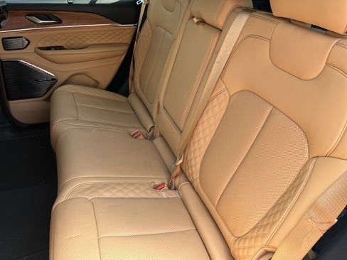 Used 2024 Jeep Grand Cherokee Summit AWD/4WD image 18