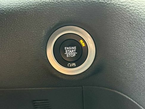 Used 2019 Chrysler Pacifica Limited w/ Advanced Safetytec Group FWD image 29