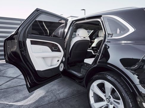 Used 2023 Bentley Bentayga Extended Wheelbase AWD/4WD image 27