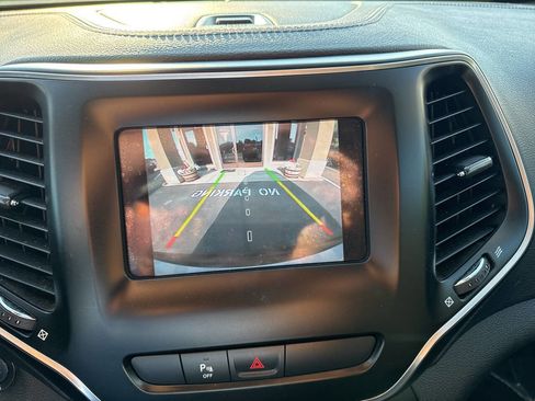 Used 2019 Jeep Cherokee Latitude Plus image 13