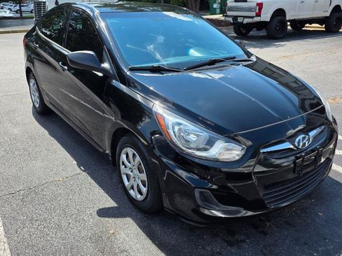 Used 2013 Hyundai Accent GLS FWD image 2