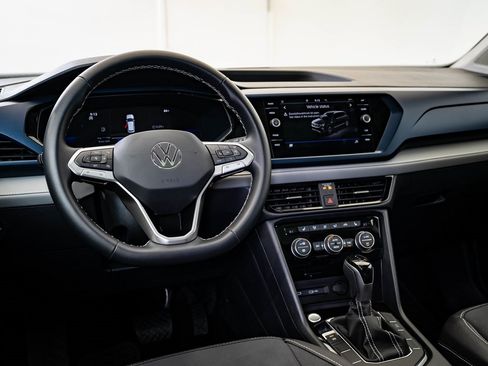 Used 2024 Volkswagen Taos SE image 4