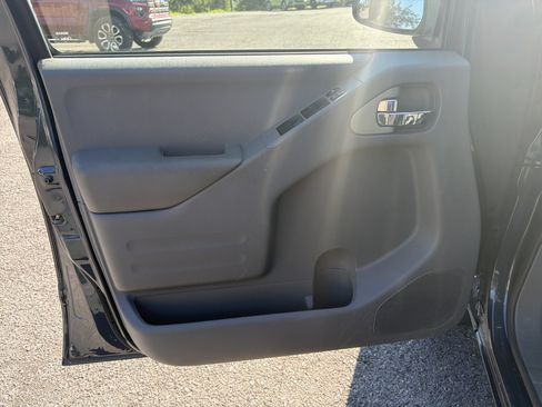 Used 2019 Nissan Frontier SV AWD/4WD image 16