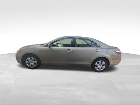 Used 2009 Toyota Camry LE FWD image 3