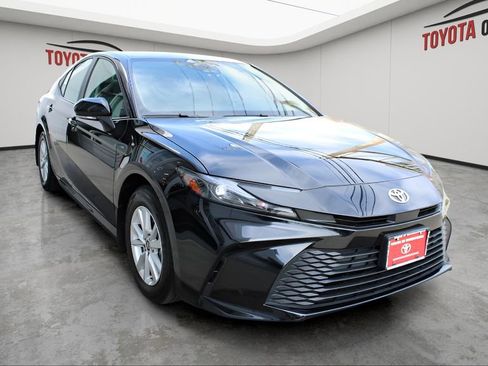 Used 2025 Toyota Camry LE w/ Convenience Package image 6