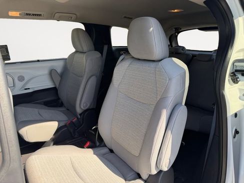 Certified 2025 Toyota Sienna LE image 11