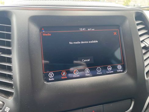Used 2019 Jeep Cherokee Latitude Plus AWD/4WD image 21