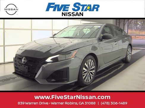 Used 2025 Nissan Altima 2.5 SV image 3