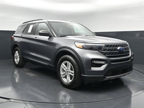 Used 2022 Ford Explorer XLT w/ Equipment Group 202A AWD/4WD image 3