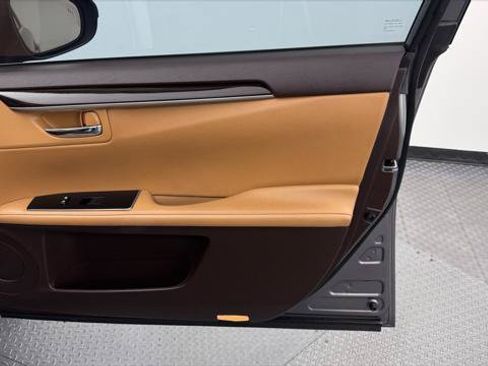 Used 2018 Lexus ES 350 w/ Luxury Package w/Wood Trim FWD image 23