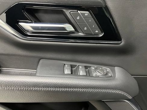 Used 2025 GMC Yukon XL Denali AWD/4WD image 25