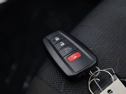 Used 2022 Toyota RAV4 XLE w/ Convenience Package image 32